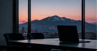 Bureau illustratif ouvert sur un paysage de montagne.