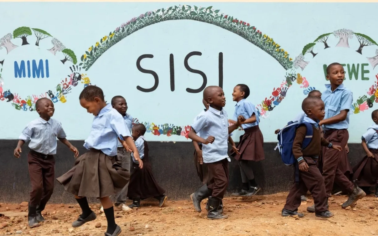 Enfants devant une fresque, visuel fourni pour Bella Esperanza.