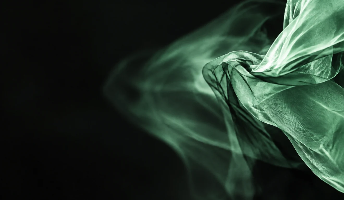 Composition abstraite de voiles verts en mouvement.